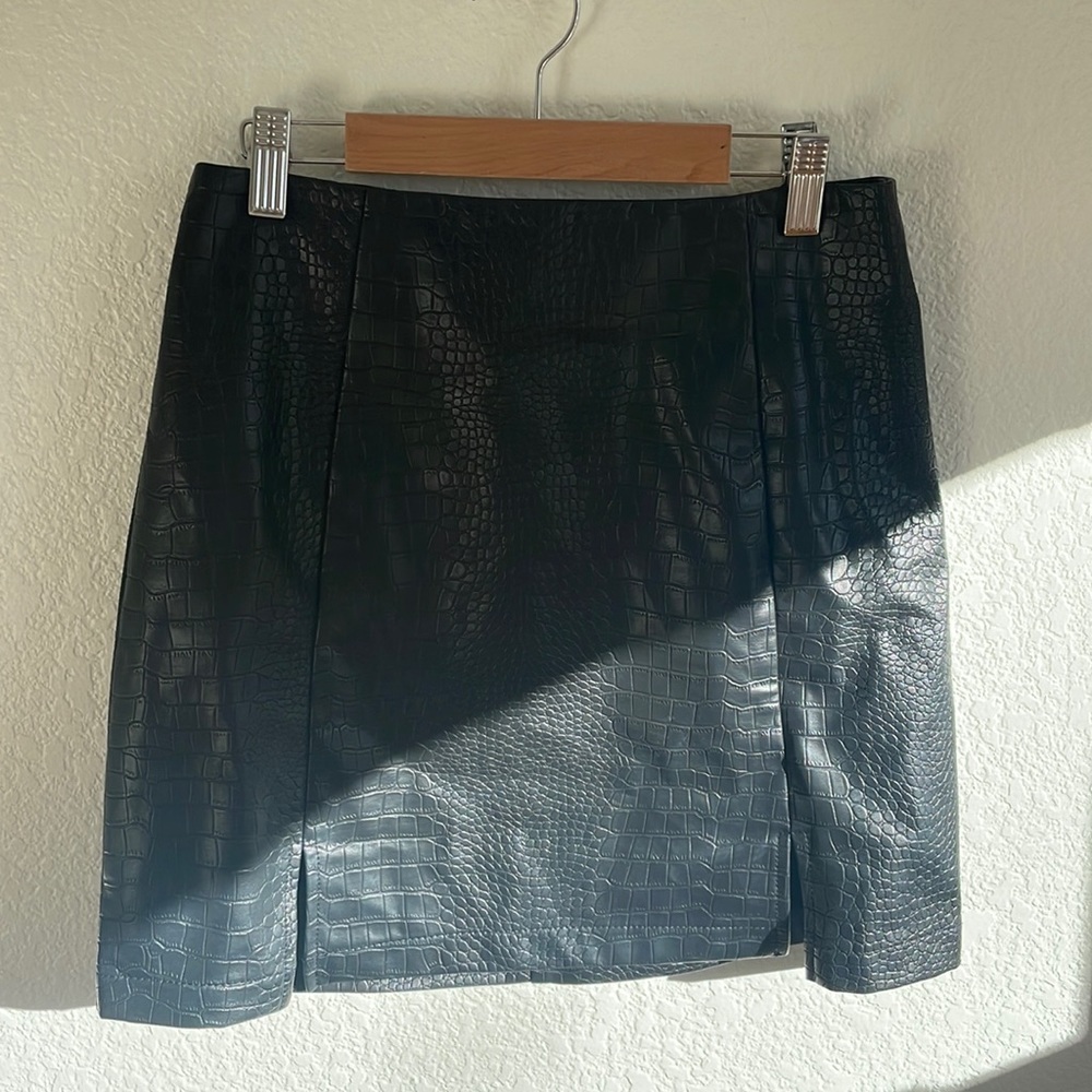 ✨5 FOR $25✨ pleather snakeskin skirt